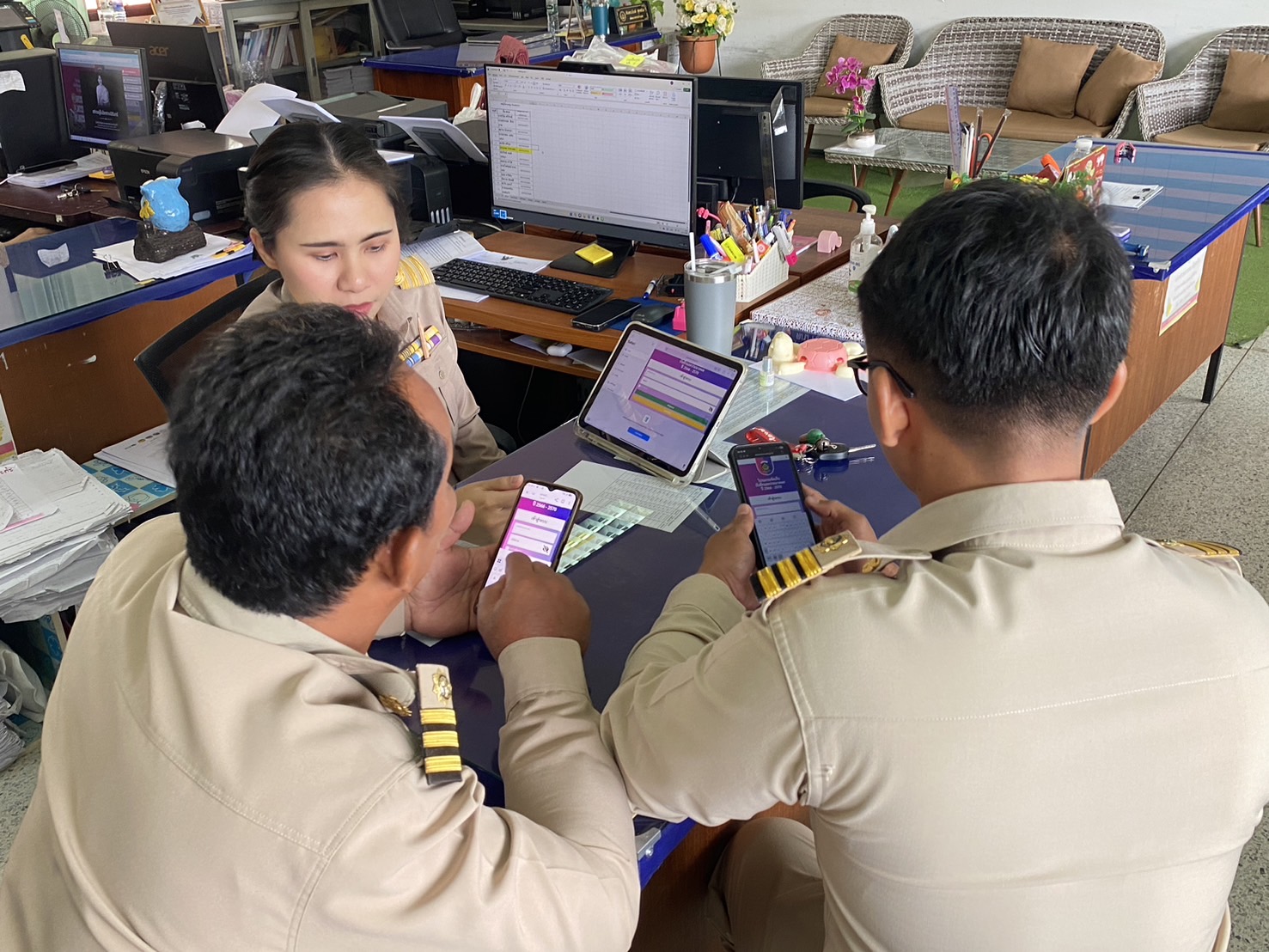 พช.น้ำพอง : ติดตามและสนับสนุนอาสาสมัครจัดเก็บข้อมูลความจำเป็นพื้นฐาน(จปฐ.) 