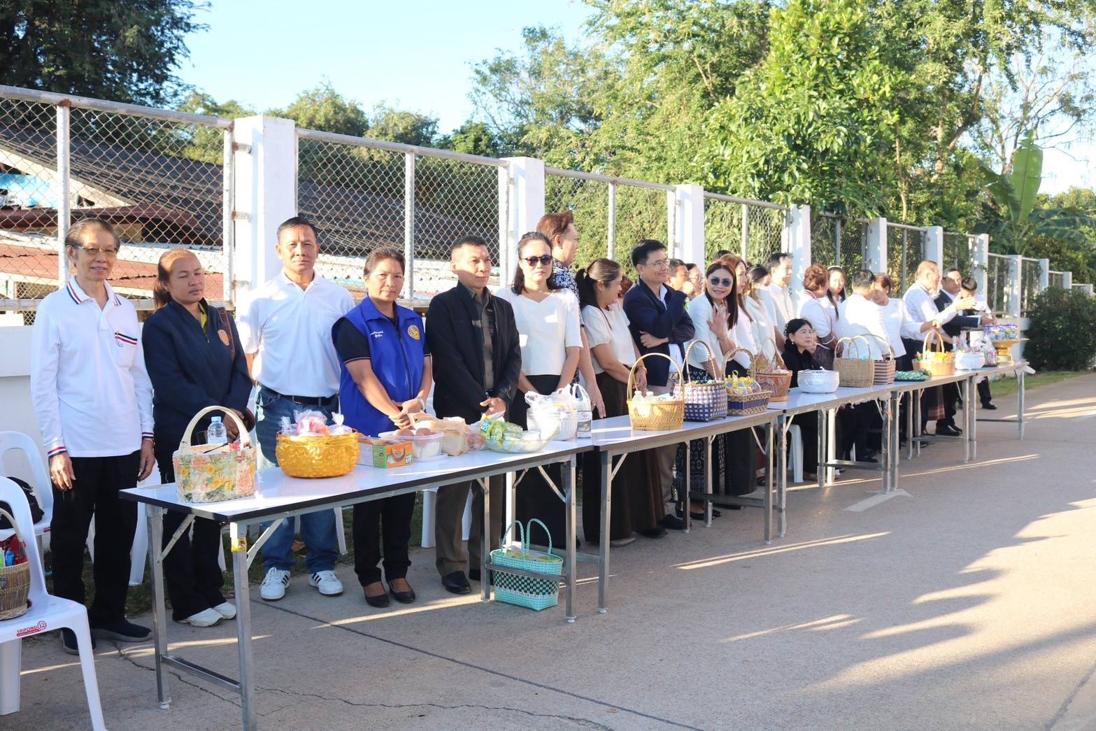 พช.น้ำพอง: ร่วมทำบุญตักบาตร ทอดผ้าป่าสามัคคี สมทบทุนสร้างโรงพยาบาลกับ พระเดชพระคุณหลวงพ่อสายทอง เตชะรัมโม วัดป่าห้วยกุ่ม