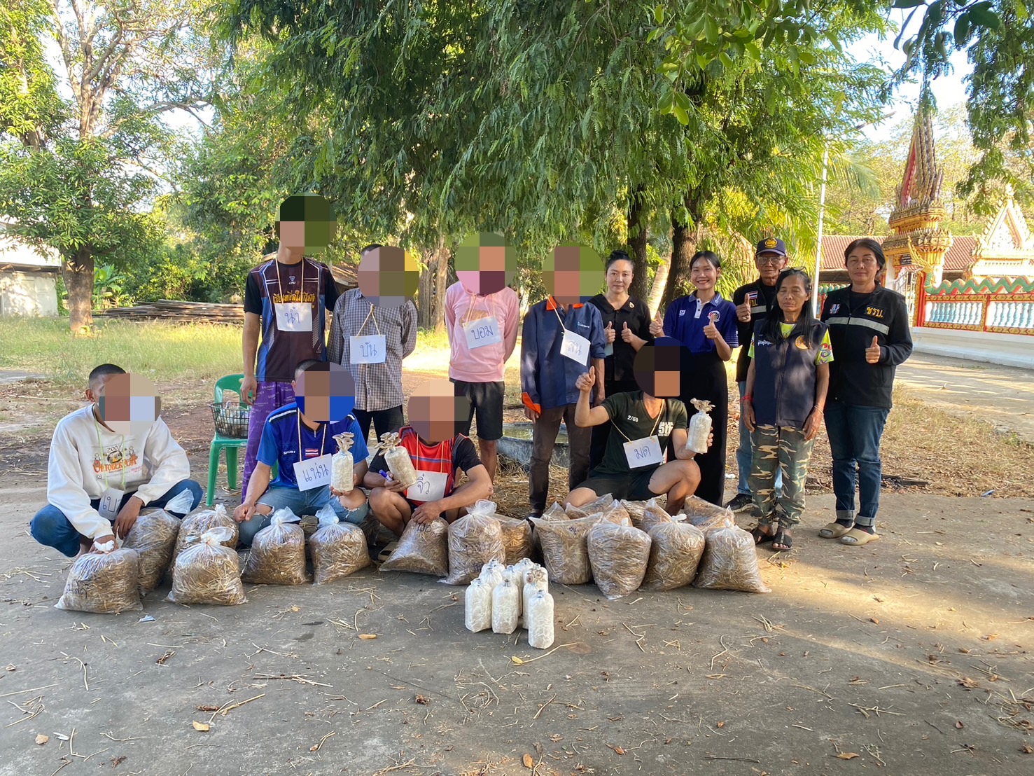 พช.น้ำพอง : เป็นวิทยากรเสริมสร้างความรู้ด้านอาชีพ ให้กับผู้เข้ารับการบำบัดฟื้นฟูยาเสพติด ณ ศูนย์พักคอยผู้ป่วยยาเสพติด ในหมู่บ้านกองทุนแม่ของแผ่นดินบ้านสำโรง 