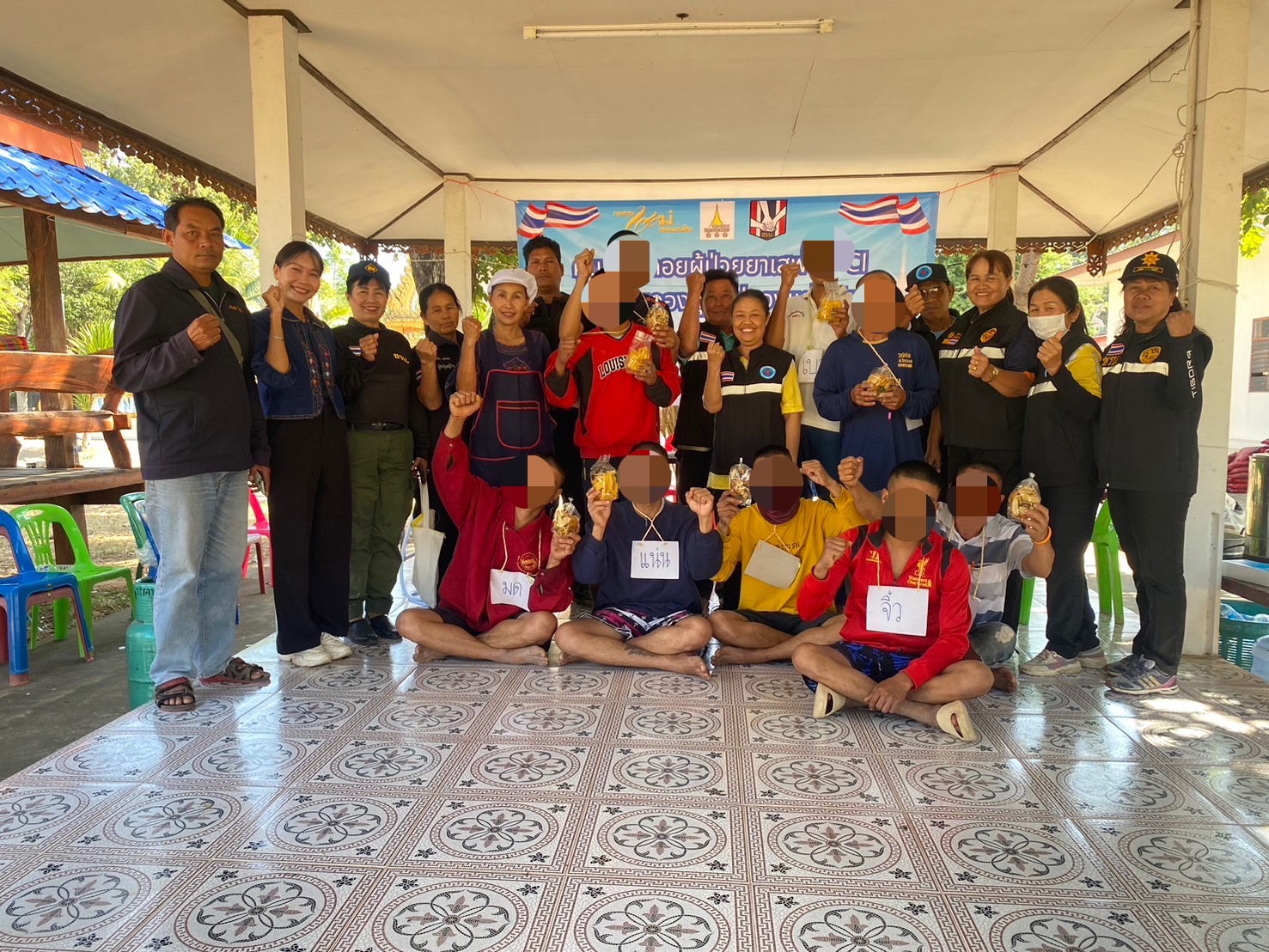 พช.น้ำพอง : เสริมสร้างความรู้ด้านอาชีพ ให้กับผู้เข้ารับการบำบัดฟื้นฟูยาเสพติด ณ ศูนย์พักคอยผู้ป่วยยาเสพติด ในหมู่บ้านกองทุนแม่ของแผ่นดินบ้านสำโรง 