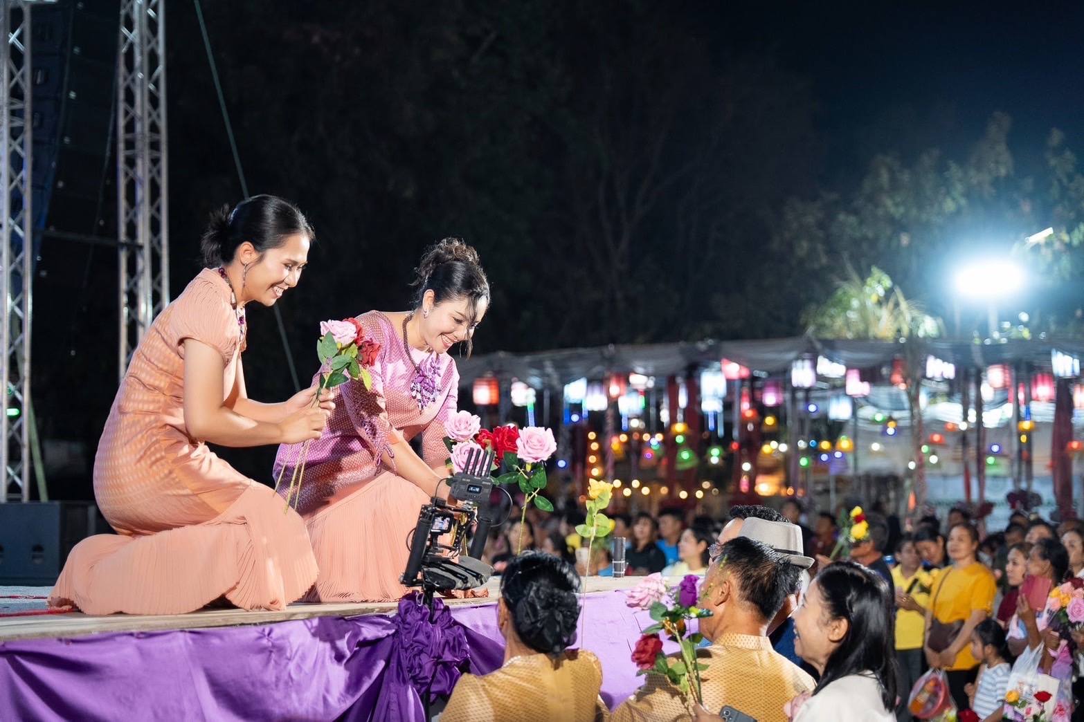 พช.น้ำพอง: ร่วมเดินแบบ "ผ้าไทย ใส่ให้สนุก" ในงานประเพณีบุญกุ้มข้าวใหญ่ 119 ปีของดีน้ำพอง ประจำปี 2569