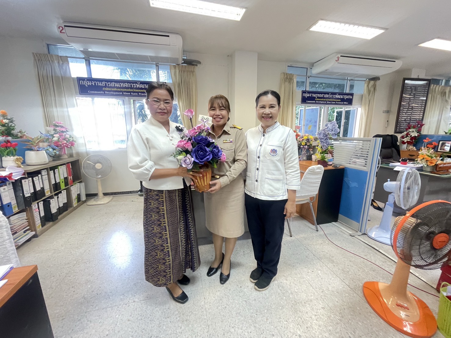 พช.น้ำพอง: ร่วมแสดงความยินดีกับ นางสาวจารุวรรณ ศรีพุทธา นักวิชาการพัฒนาชุมชนชำนาญการ ในโอกาสย้ายไปปฏิบัติหน้าที่ ณ กลุ่มงานสารสนเทศการพัฒนาชุมชน สำนักงานพัฒนาชุมชนจังหวัดขอนแก่น