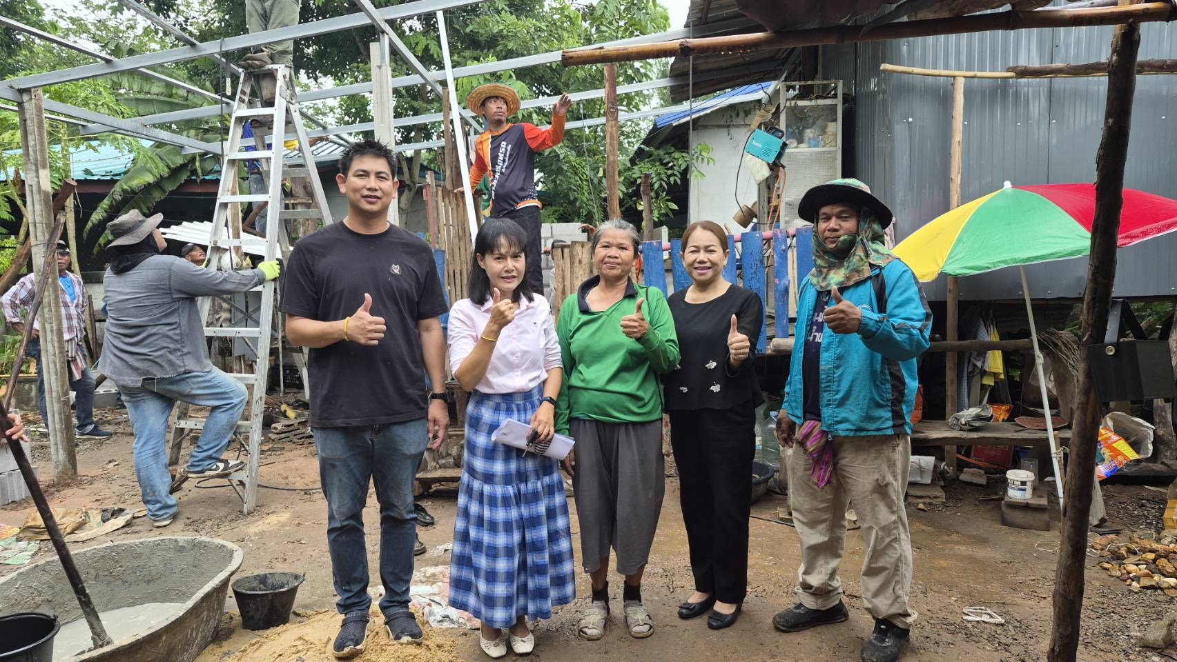 พช.น้ำพอง: ลงพื้นที่ติดตามการสร้างบ้าน ครัวเรือนเป้าหมายตามโครงการขจัดความยากจนและพัฒนาคนทุกช่วงวัยอย่างยั่งยืนตามหลักปรัชญาของเศรษฐกิจพอเพียง