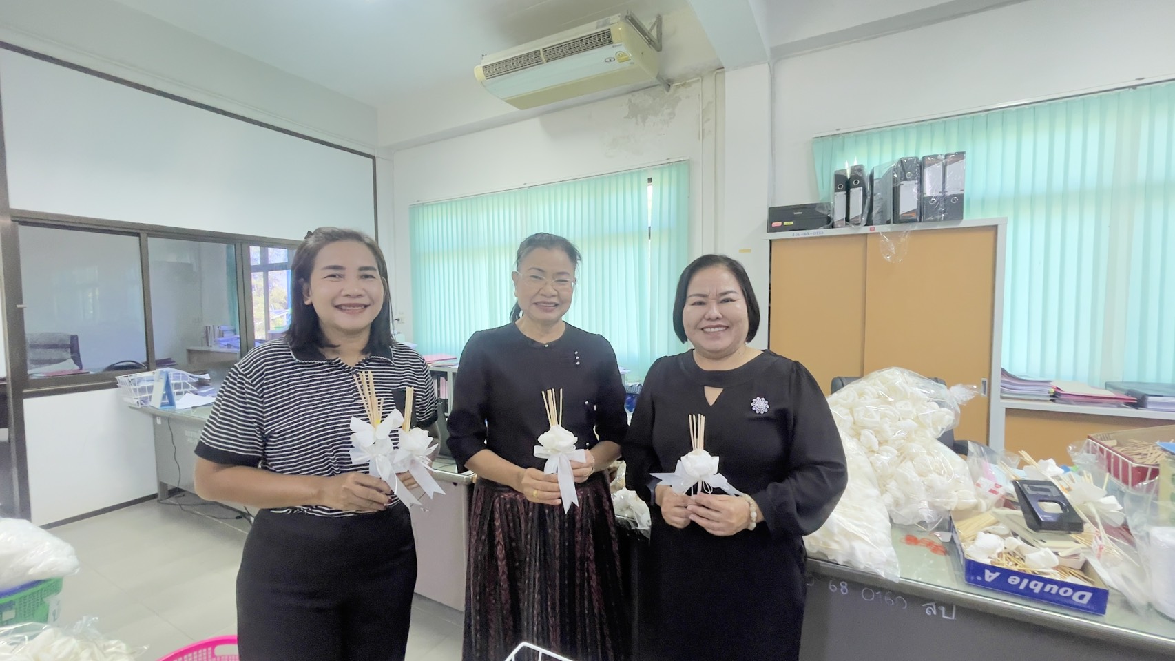 พช.น้ำพอง : ติดตาม สนับสนุนการประดิษฐ์ดอกไม้จันทน์พระราชทานฯ ตำบลท่ากระเสริม