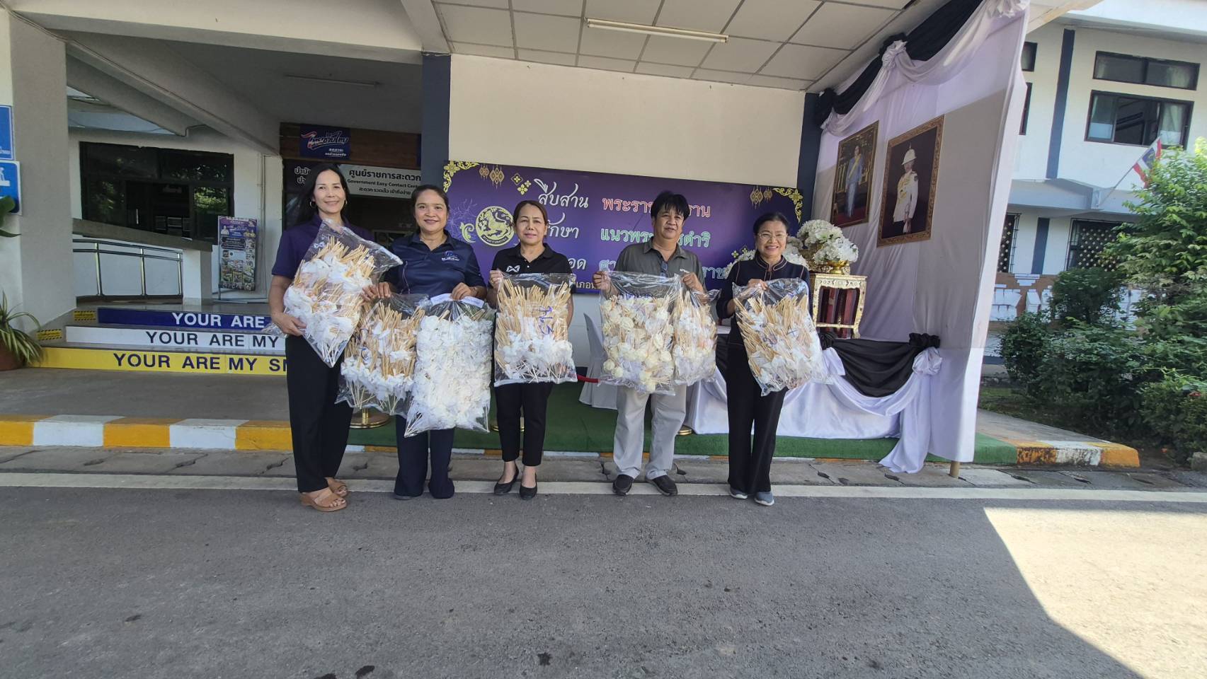 พช.น้ำพอง : รับมอบดอกไม้จันทน์พระราชทานฯ จากเทศบาลตำบลกุดน้ำใส
