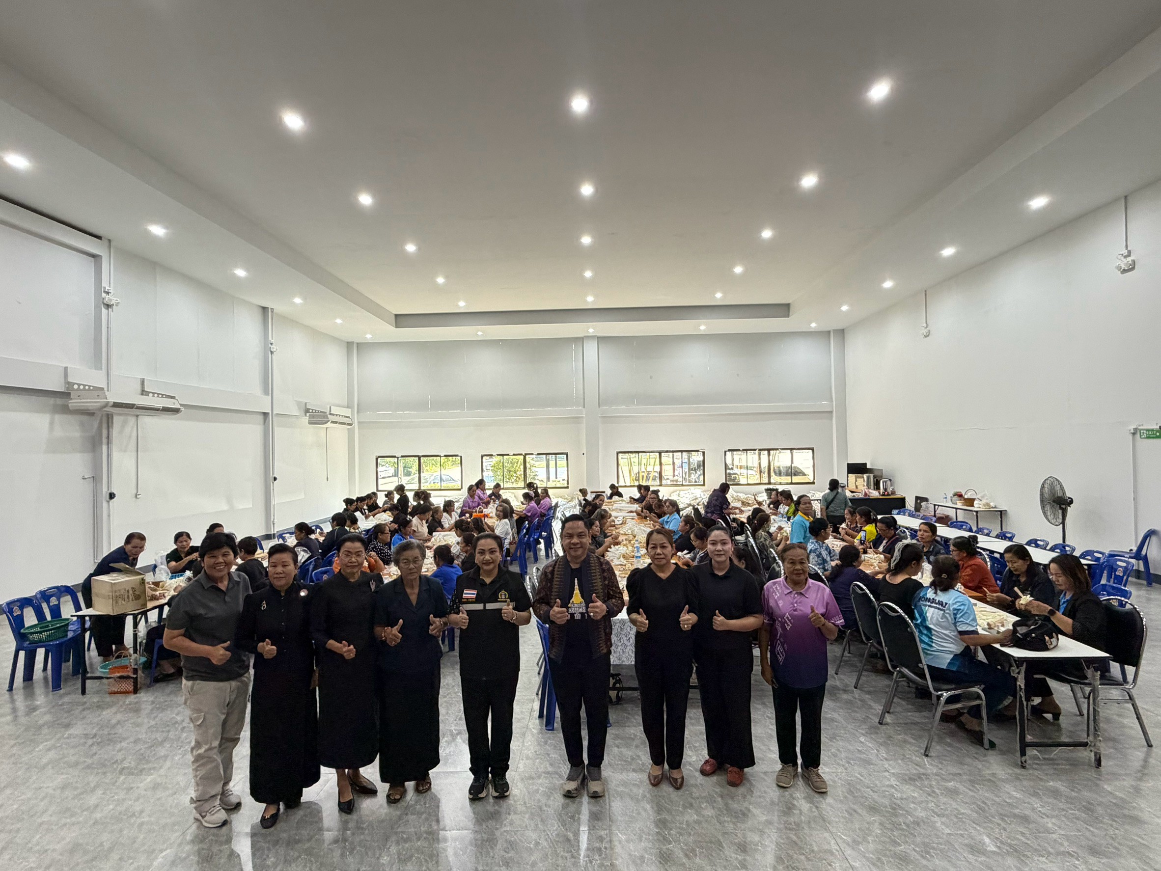พช.น้ำพอง : ร่วมกับคณะกรรมการพัฒนาสตรีอำเภอน้ำพอง ดำเนินการประดิษฐ์ดอกไม้พระราชทาน เนื่องในพระราชพิธีถวายพระเพลิงพระบรมศพ สมเด็จพระนางเจ้าสิริกิติ์พระบรมราชินีนาถ พระบรมราชชนนีพันปีหลวง 